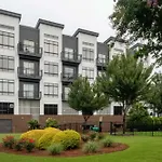 Modern Uptown 2Br Free Parking & Private Balcony