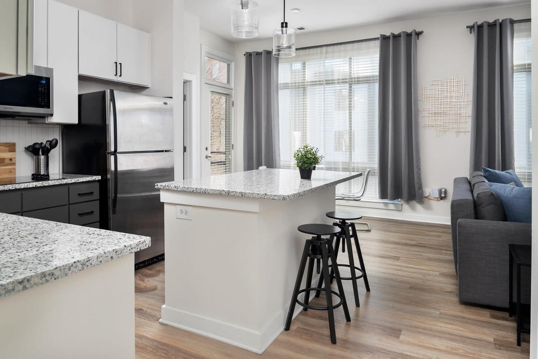 Apartment Modern Uptown 2br Free Parking & Private Balcony *