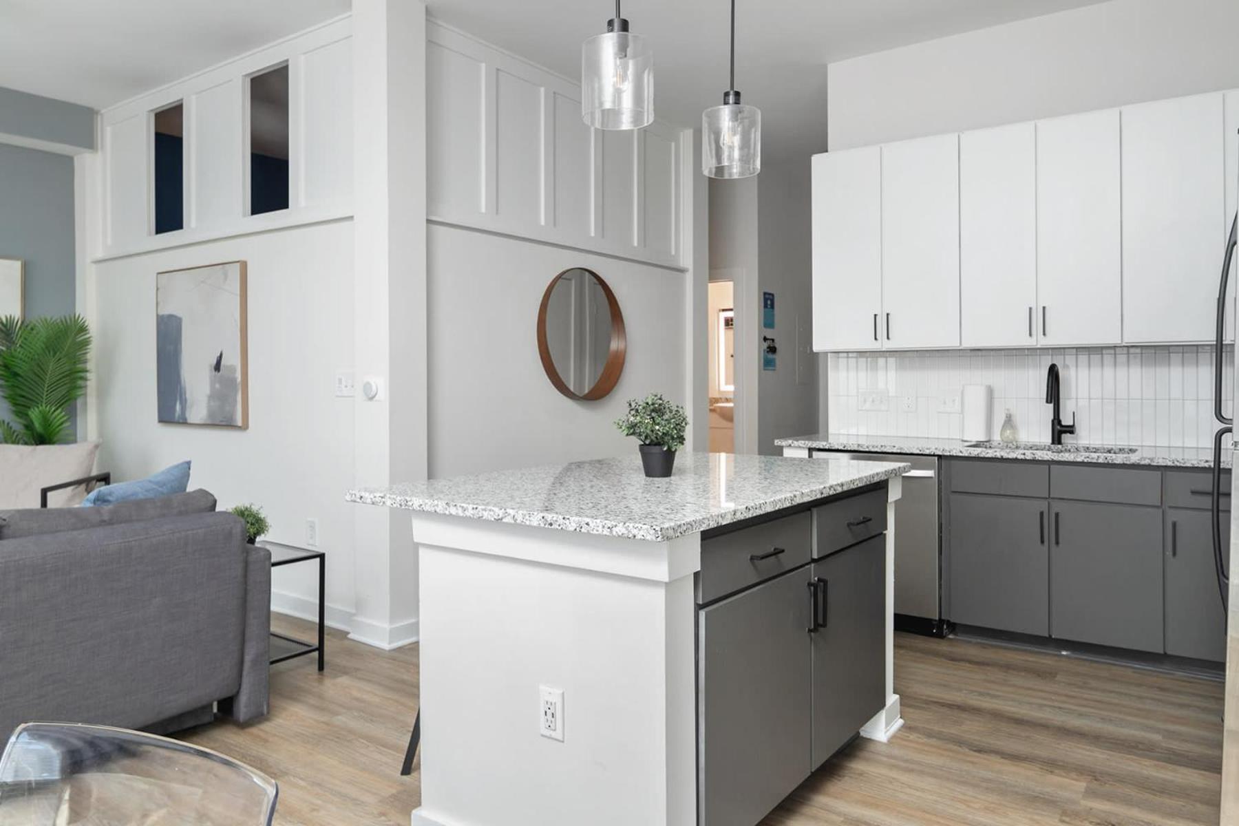 Modern Uptown 2br Free Parking & Private Balcony