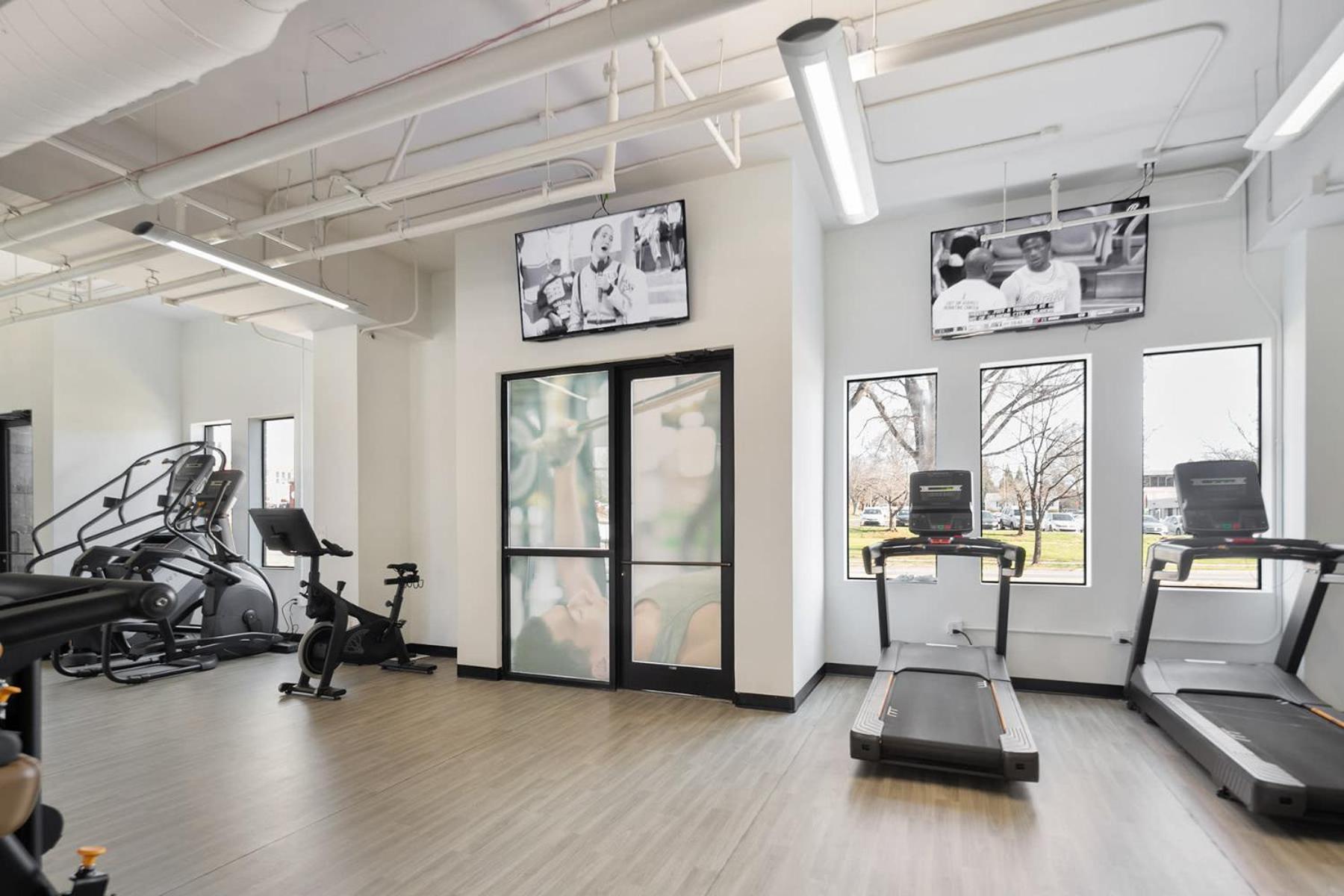Apartment Modern Uptown 2br Free Parking & Private Balcony