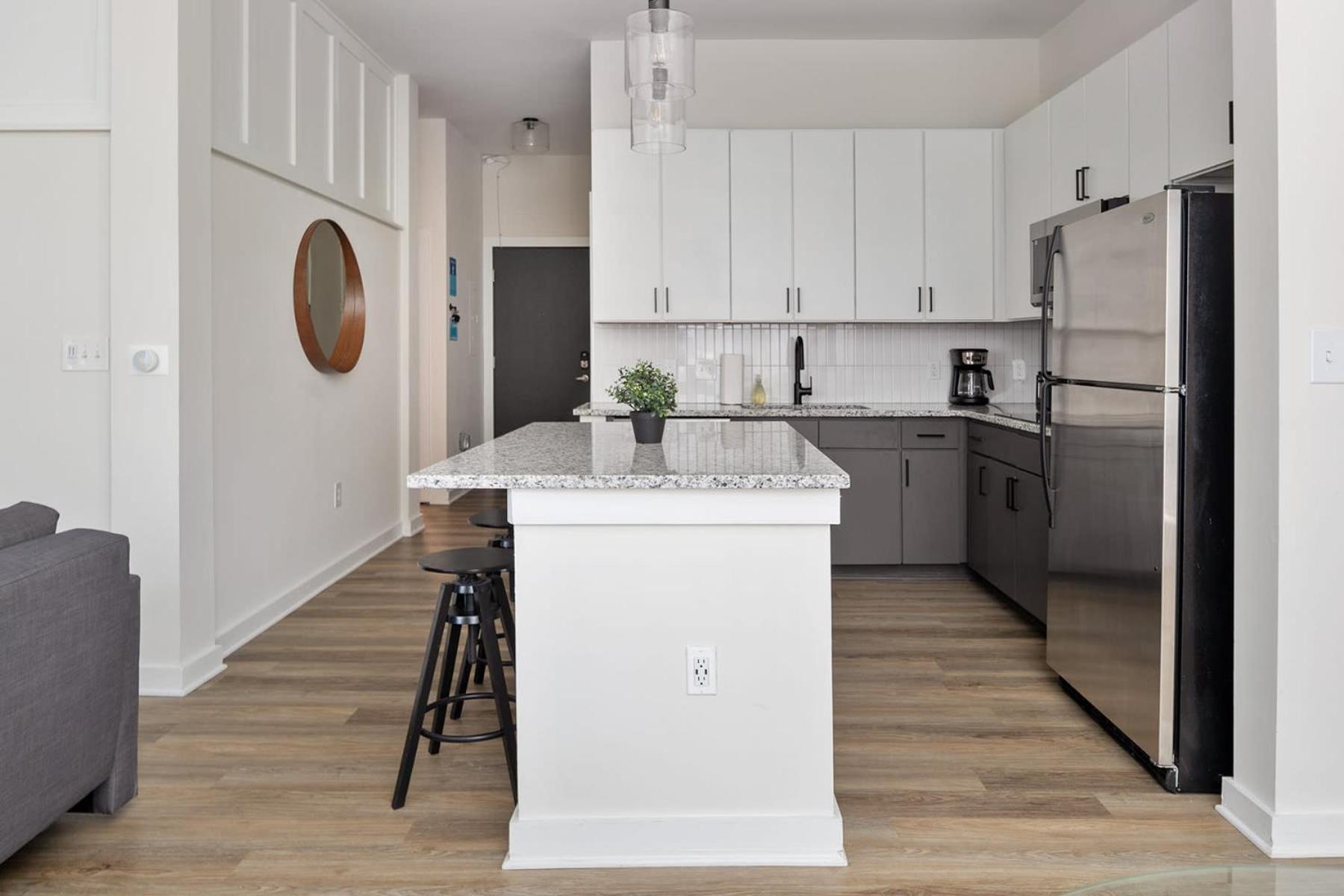 Apartment Modern Uptown 2br Free Parking & Private Balcony *