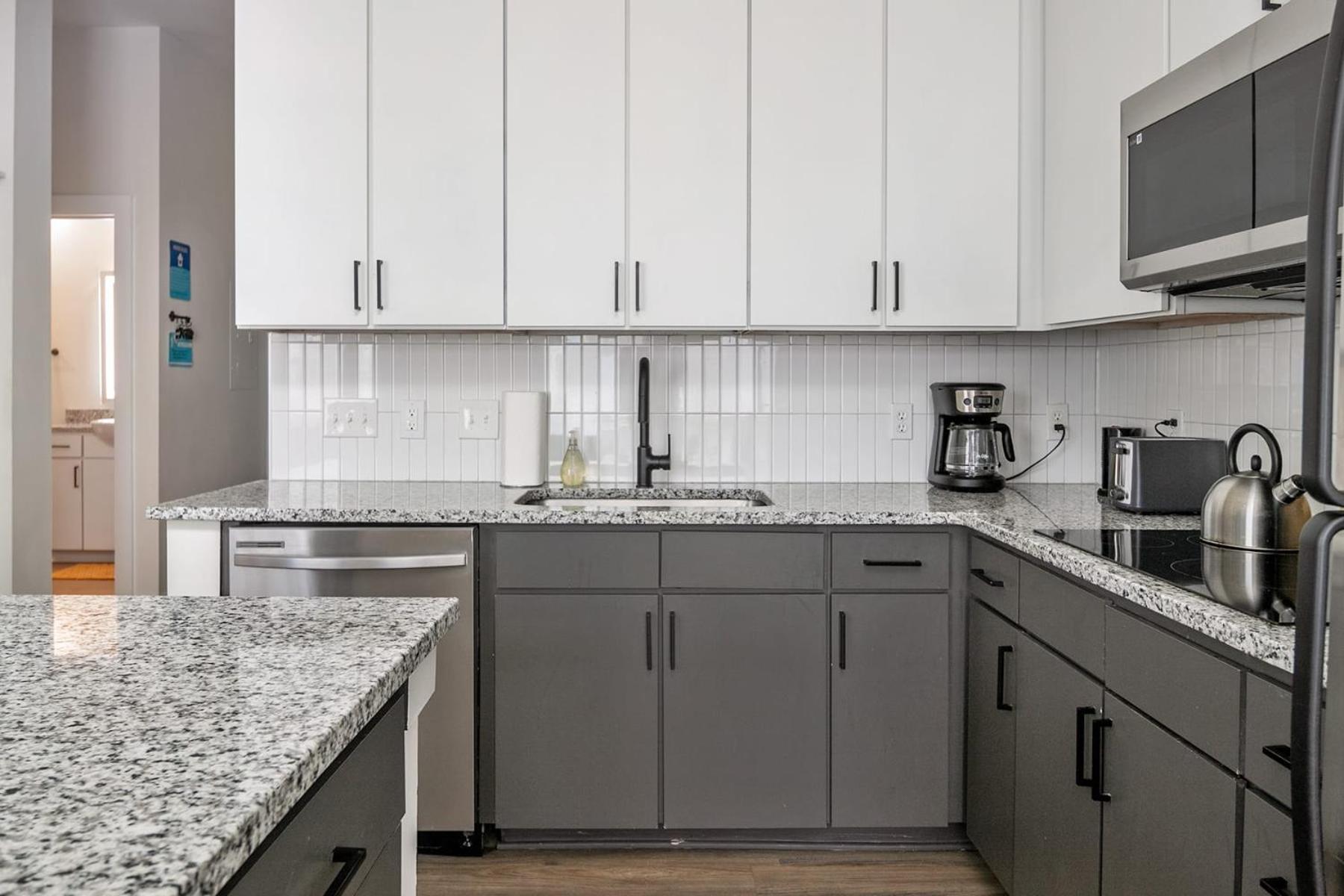 Modern Uptown 2br Free Parking & Private Balcony Apartment Charlotte