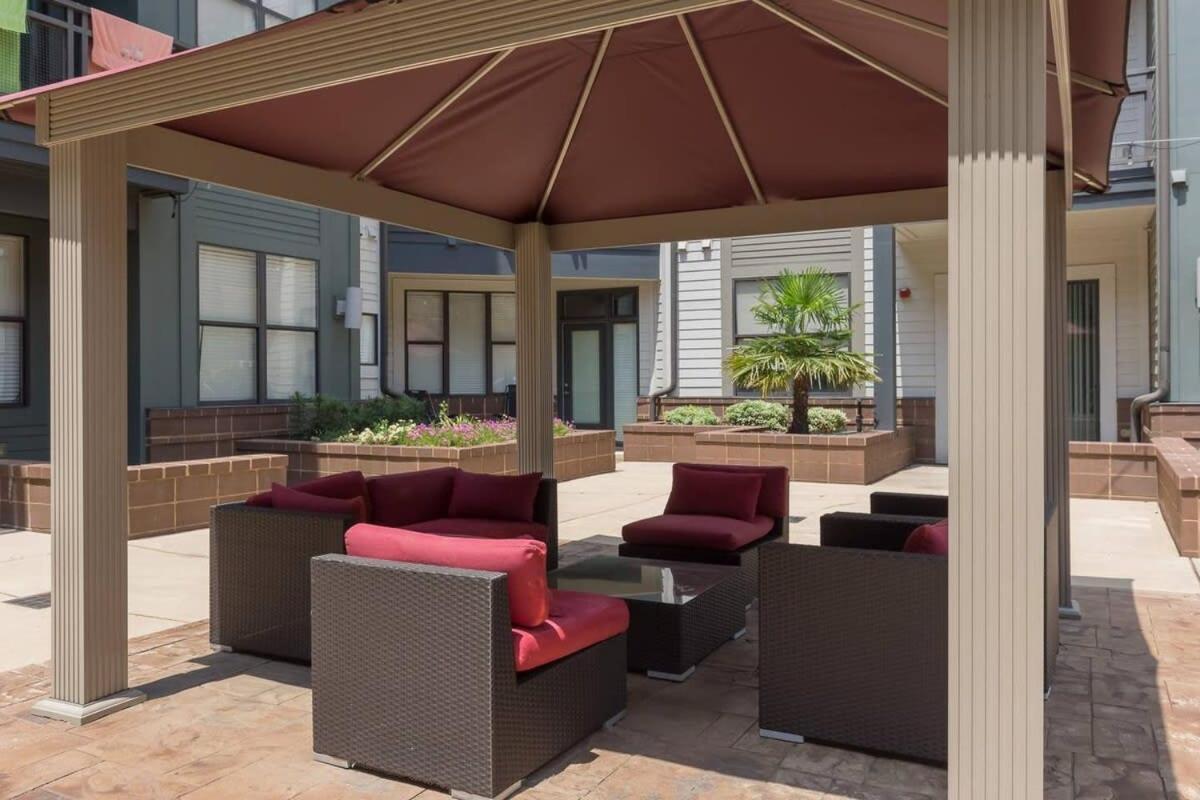 Modern Uptown 2br Free Parking & Private Balcony *