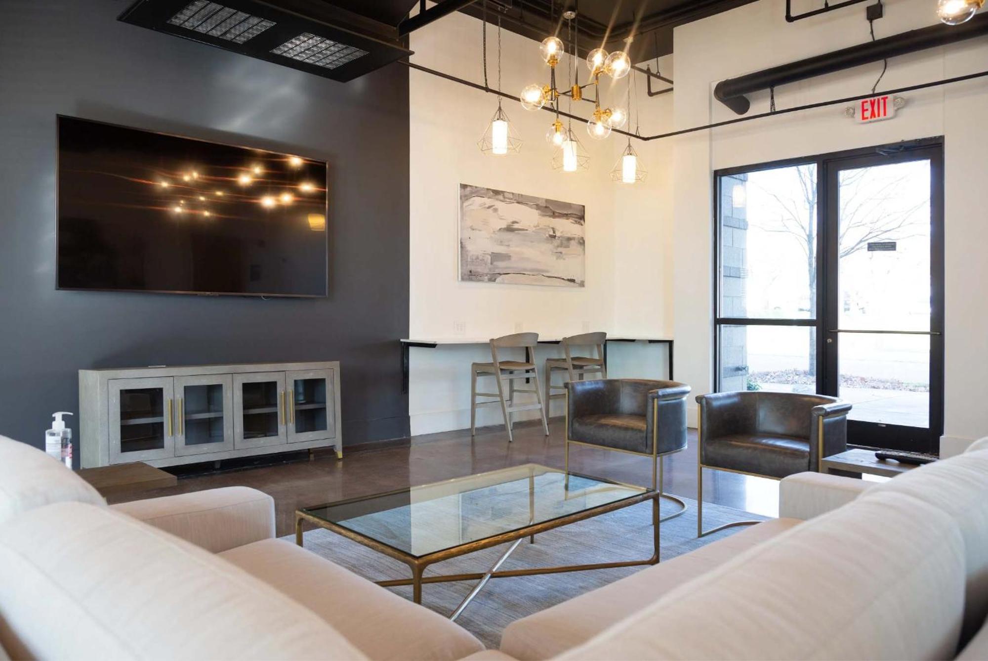 Modern Uptown 2br Free Parking & Private Balcony *