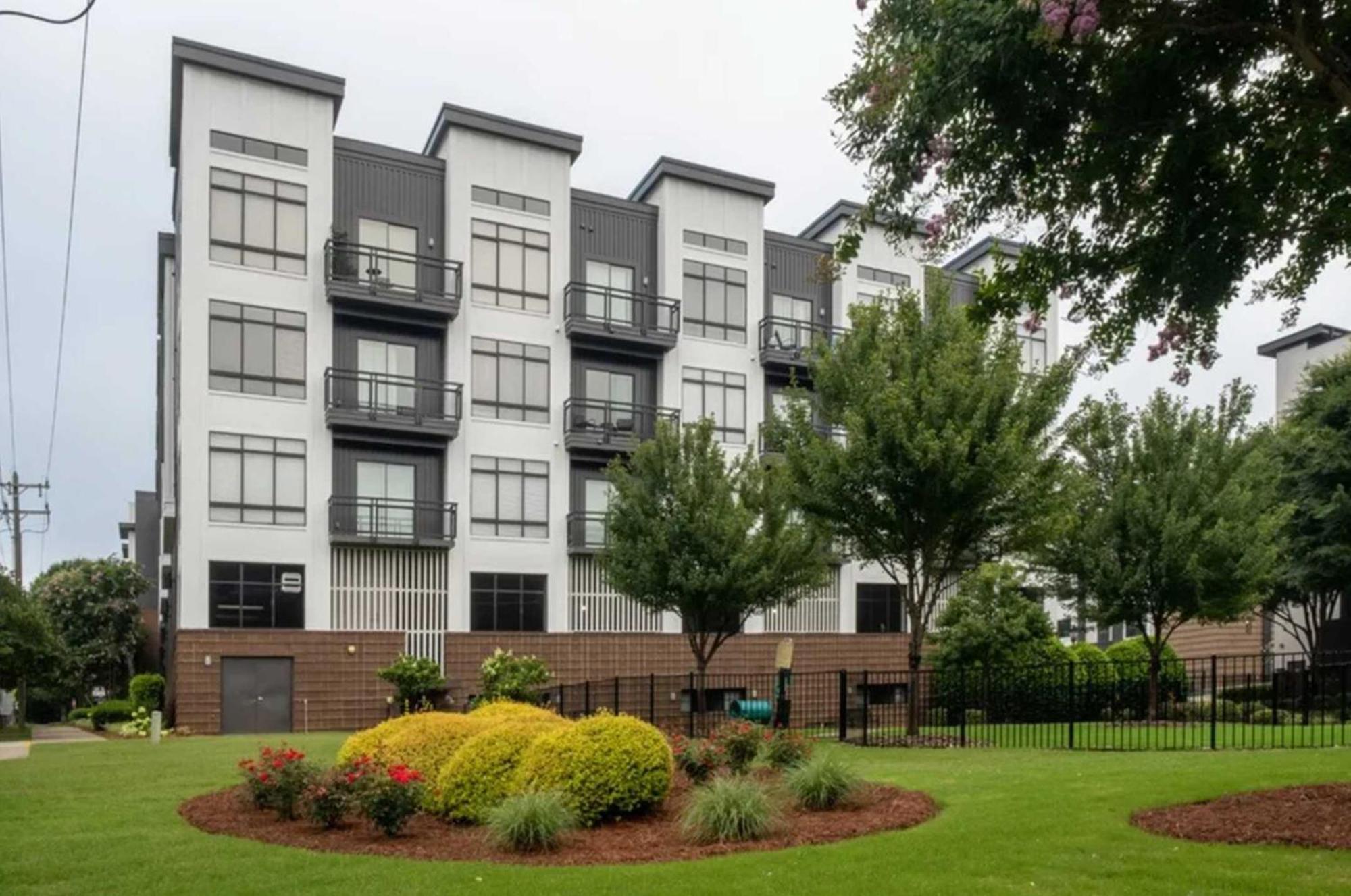 Modern Uptown 2br Free Parking & Private Balcony *