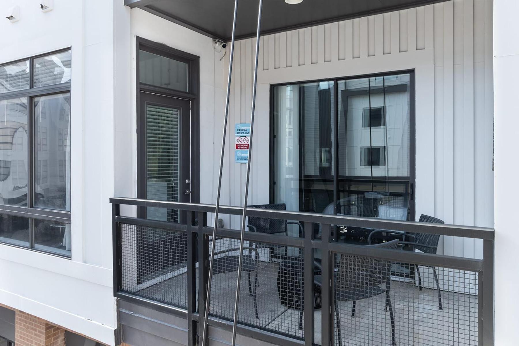 Apartment Modern Uptown 2br Free Parking & Private Balcony *