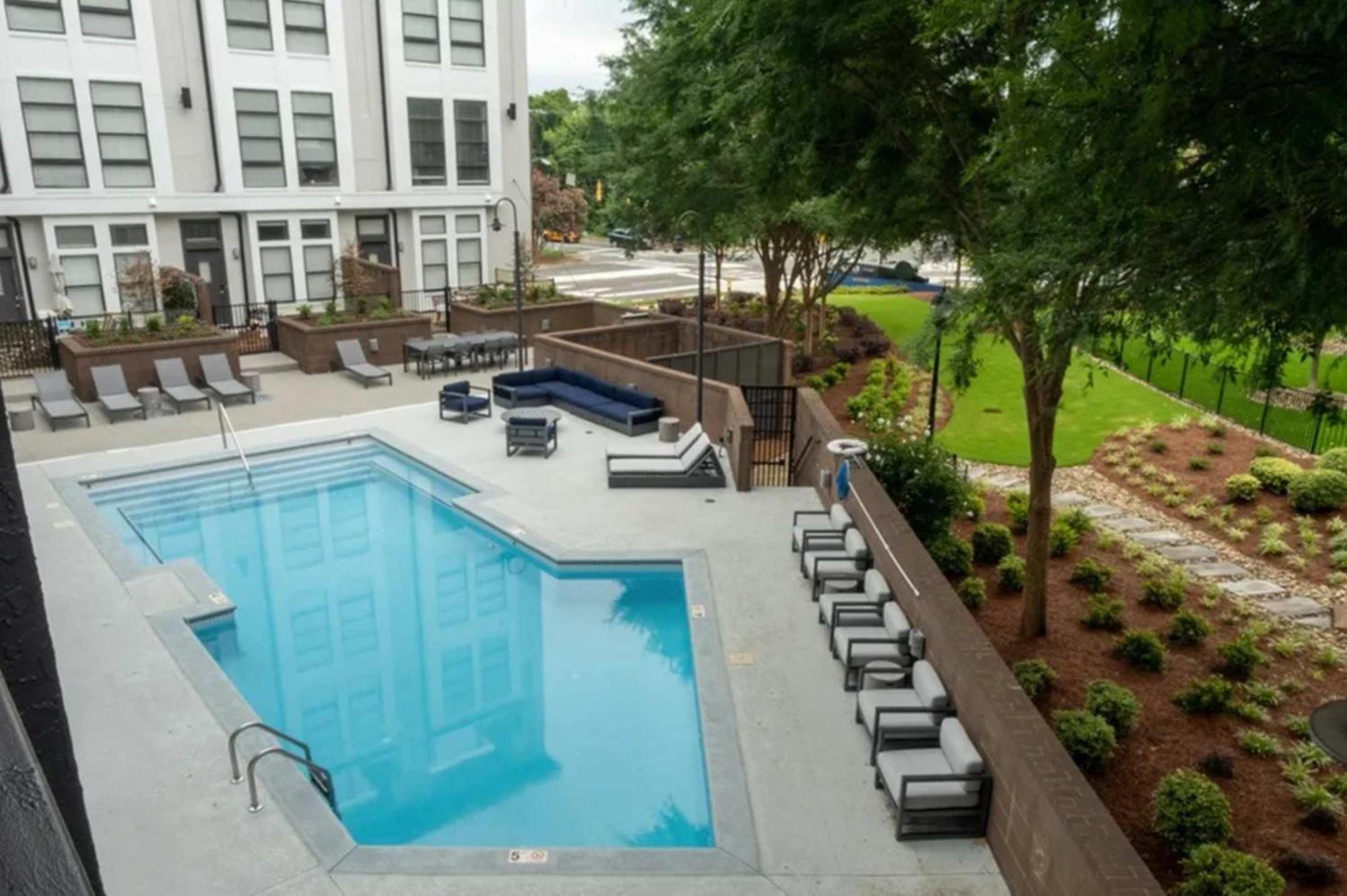 Modern Uptown 2br Free Parking & Private Balcony Apartment Charlotte
