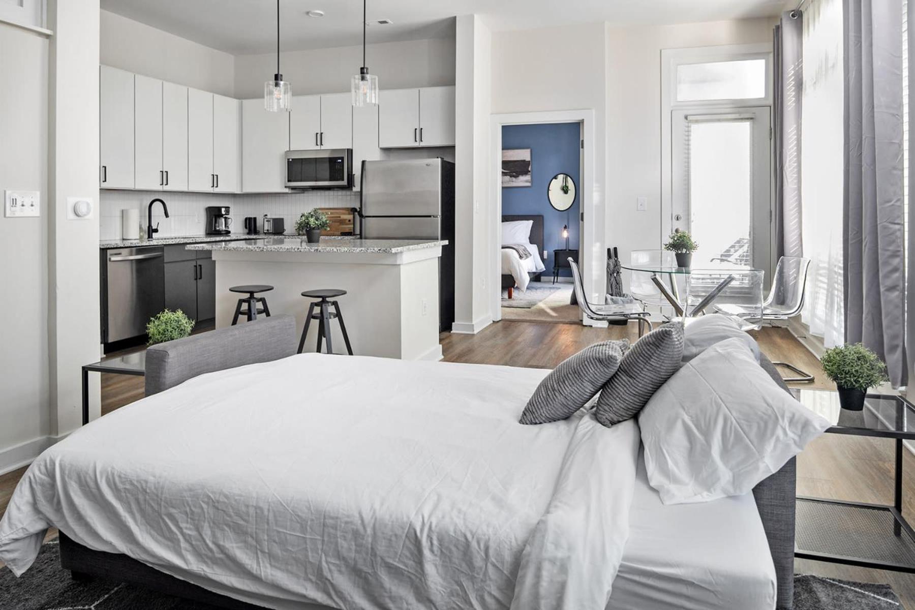 Modern Uptown 2br Free Parking & Private Balcony *