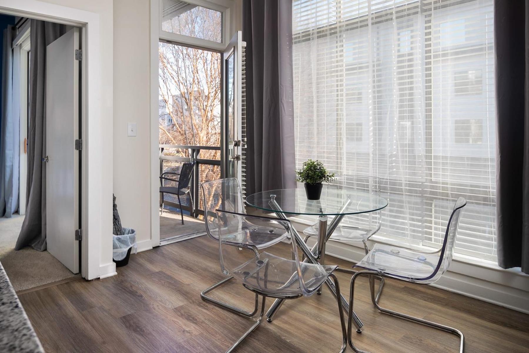 Modern Uptown 2br Free Parking & Private Balcony * Charlotte