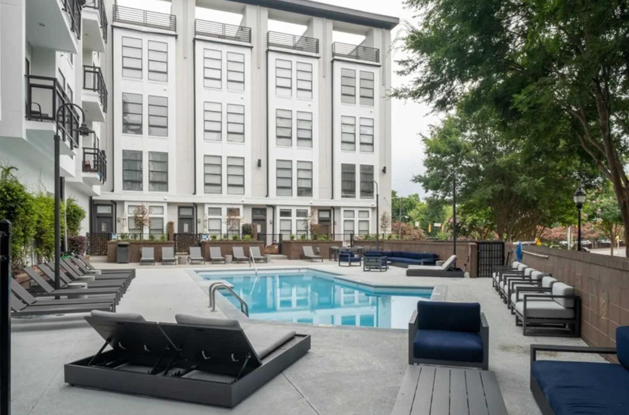 Modern Uptown 2br Free Parking & Private Balcony