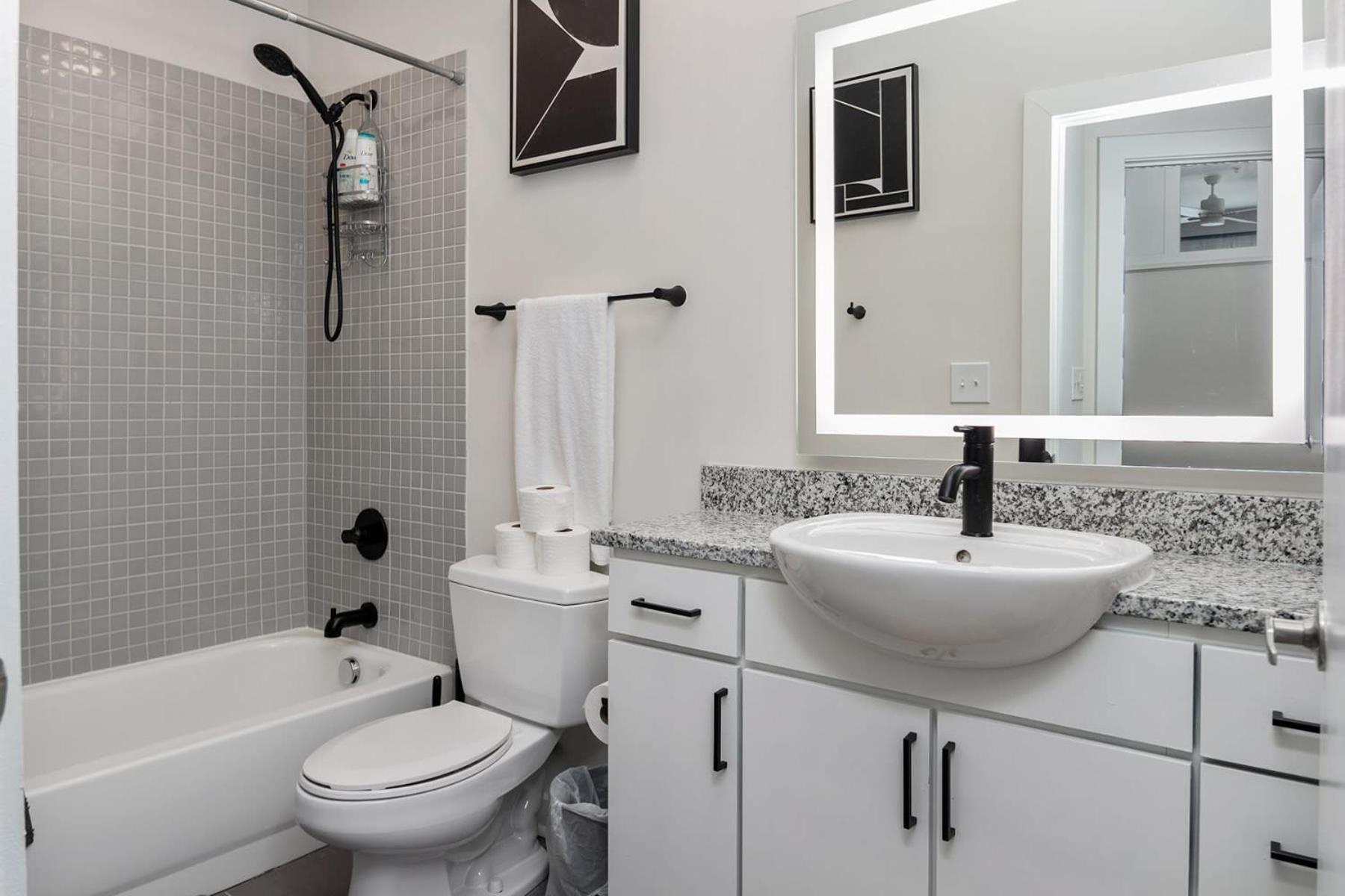 Modern Uptown 2br Free Parking & Private Balcony *