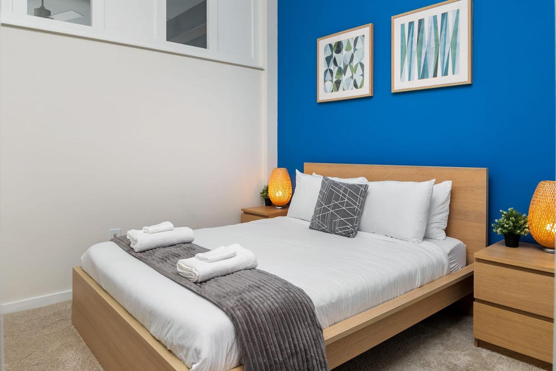 Modern Uptown 2br Free Parking & Private Balcony