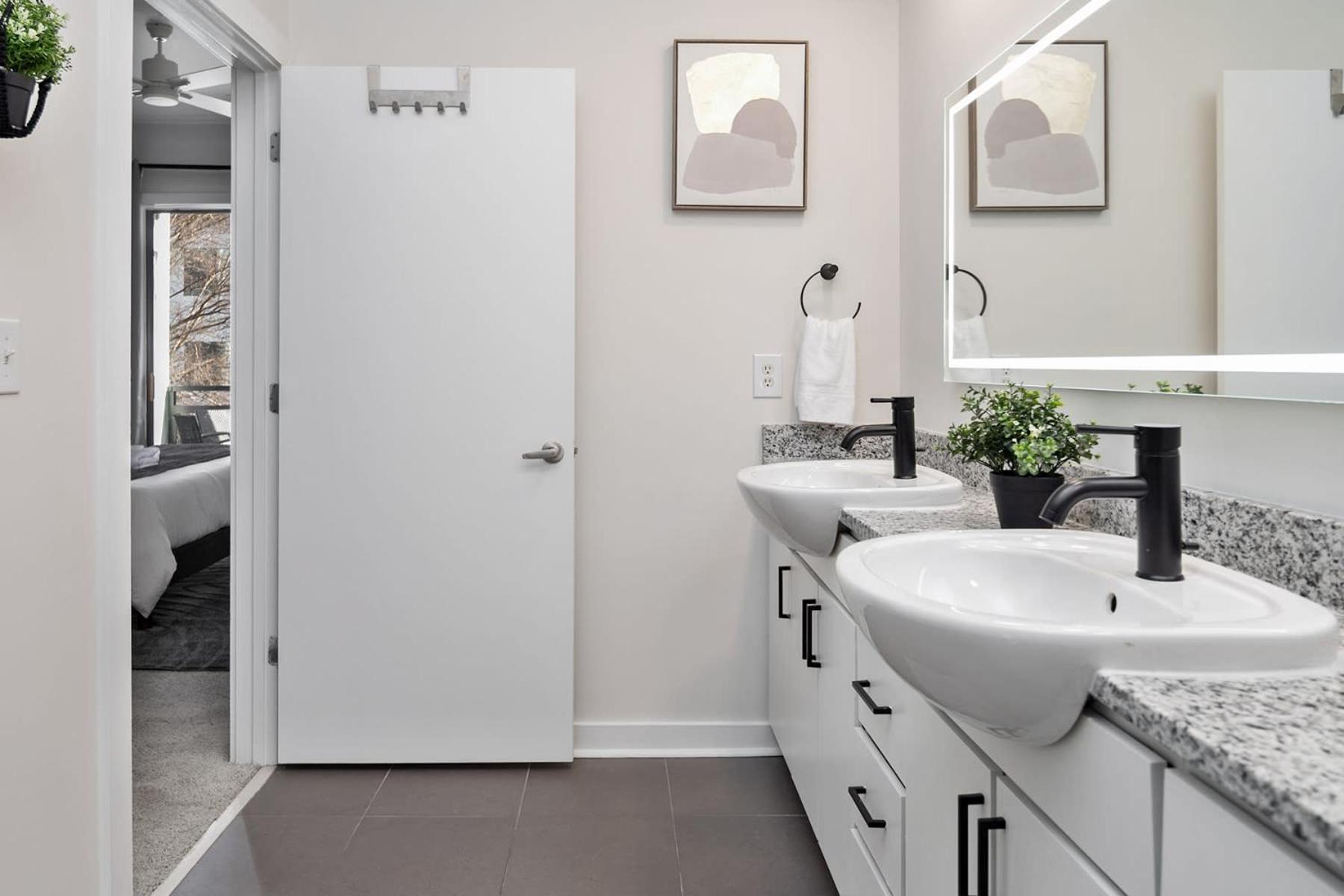 Apartment Modern Uptown 2br Free Parking & Private Balcony *