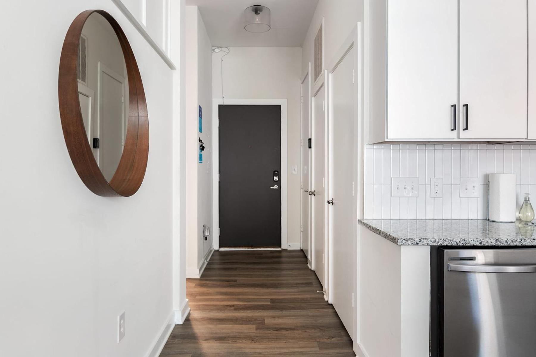 Modern Uptown 2br Free Parking & Private Balcony Apartment
