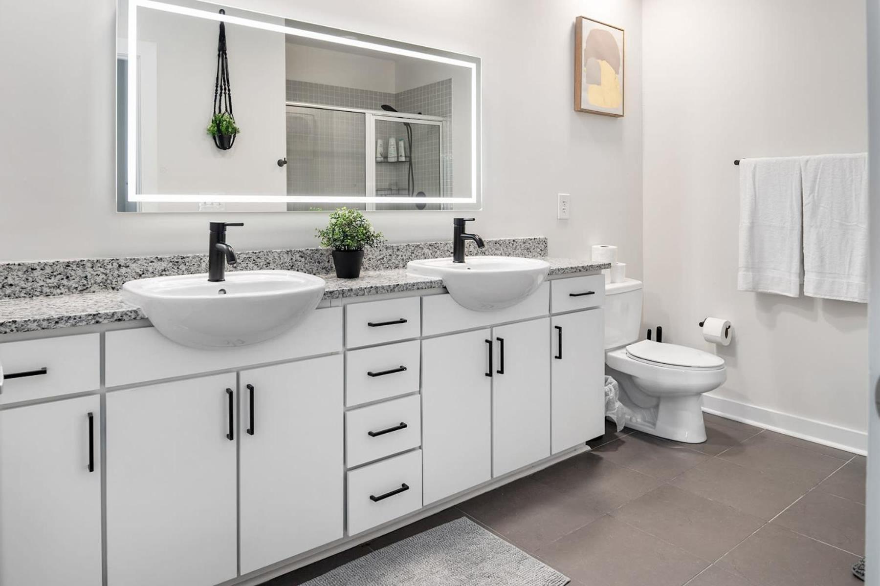 Apartment Modern Uptown 2br Free Parking & Private Balcony